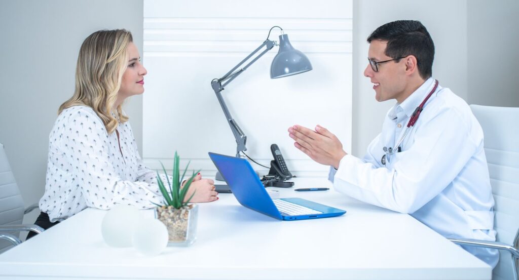 Médico conversando con una paciente