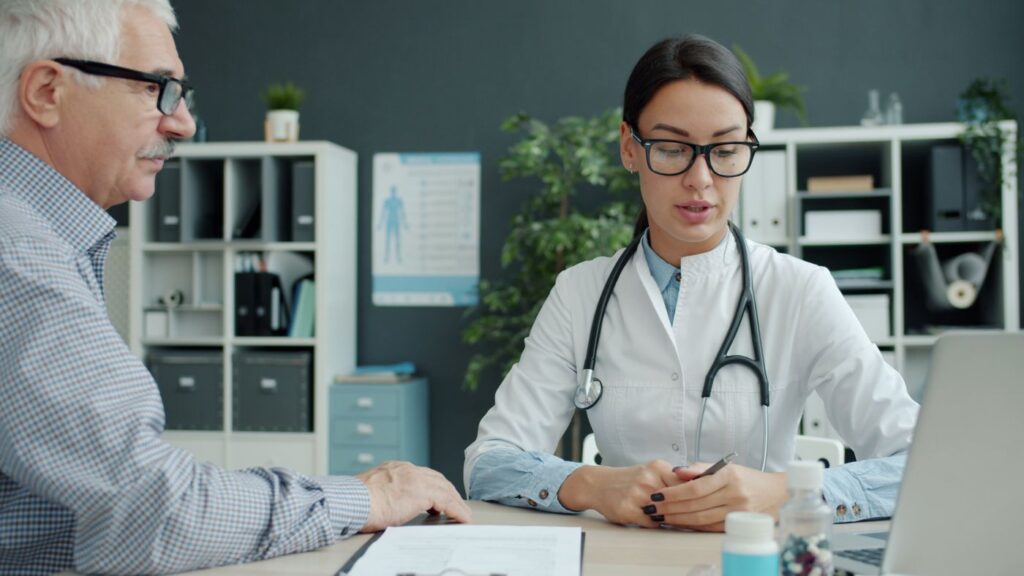 Médica atendiendo a una paciente mayor en la consulta