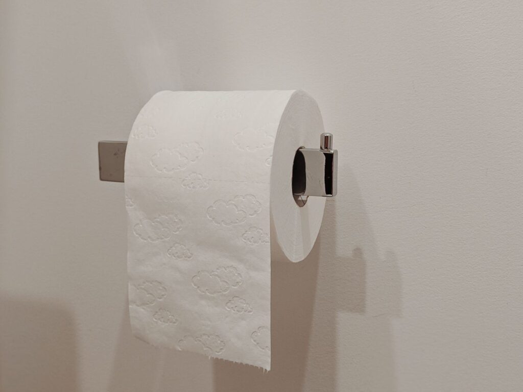 Rollo de papel higiénico en un baño minimalista