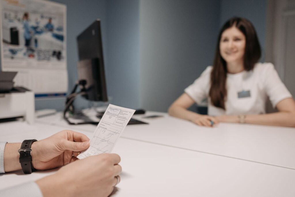 Profesional sanitaria sonriente en su consulta