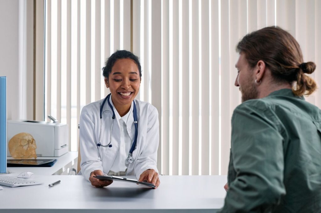 Profesional sanitaria hablando con una paciente en la consulta